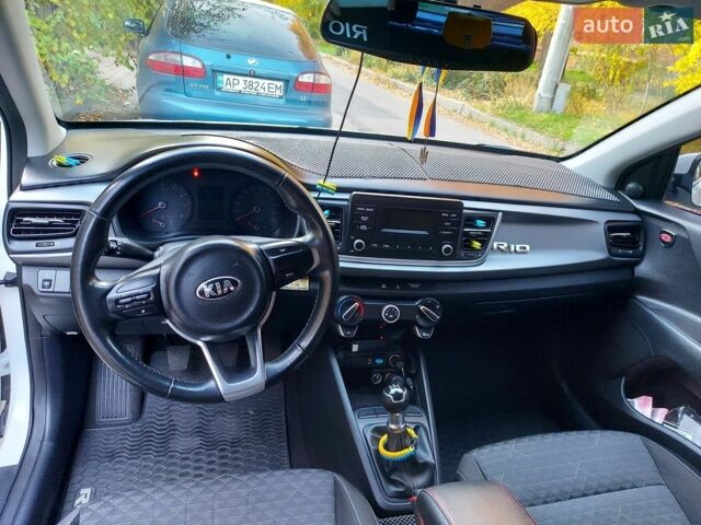 Білий Кіа Ріо, об'ємом двигуна 1.2 л та пробігом 136 тис. км за 9999 $, фото 7 на Automoto.ua