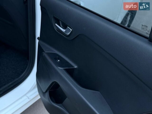 Білий Кіа Ріо, об'ємом двигуна 1.4 л та пробігом 89 тис. км за 13400 $, фото 32 на Automoto.ua