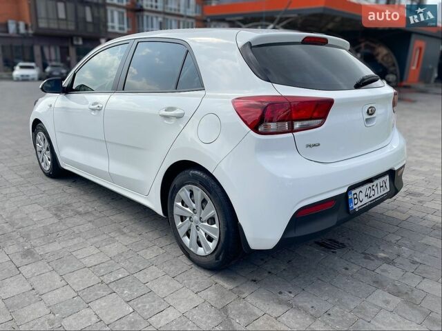 Белый Киа Рио, объемом двигателя 1.25 л и пробегом 46 тыс. км за 10000 $, фото 6 на Automoto.ua
