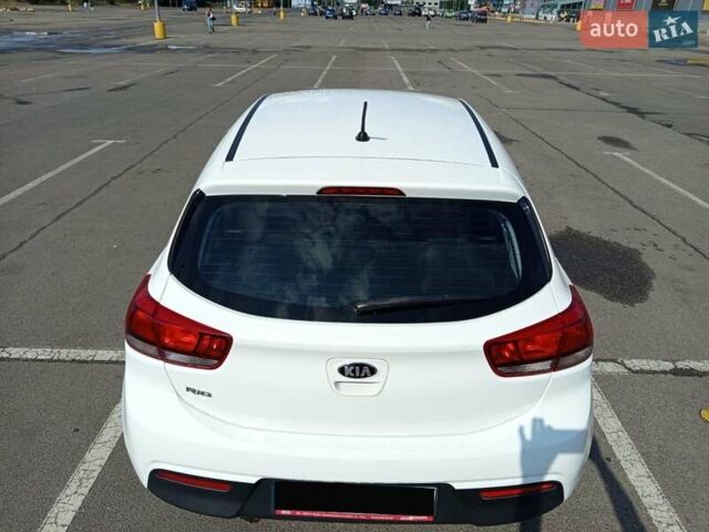 Білий Кіа Ріо, об'ємом двигуна 1.25 л та пробігом 7 тис. км за 10950 $, фото 1 на Automoto.ua