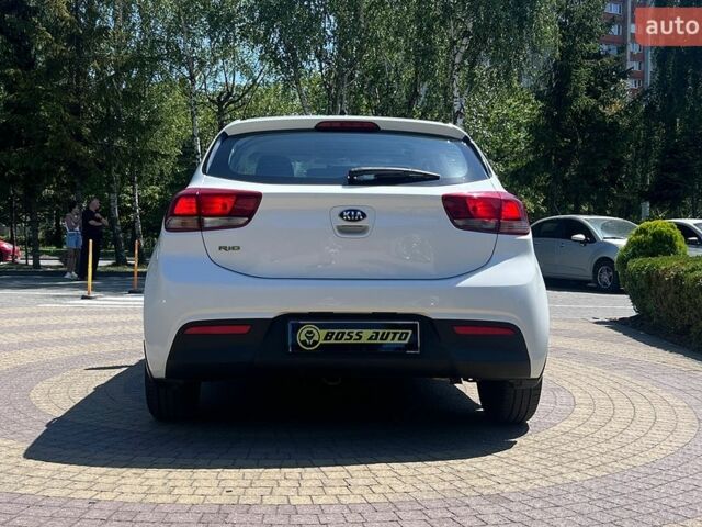 Белый Киа Рио, объемом двигателя 1.25 л и пробегом 64 тыс. км за 13500 $, фото 5 на Automoto.ua