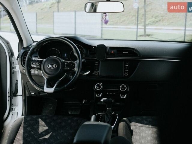 Белый Киа Рио, объемом двигателя 1.59 л и пробегом 70 тыс. км за 15000 $, фото 5 на Automoto.ua