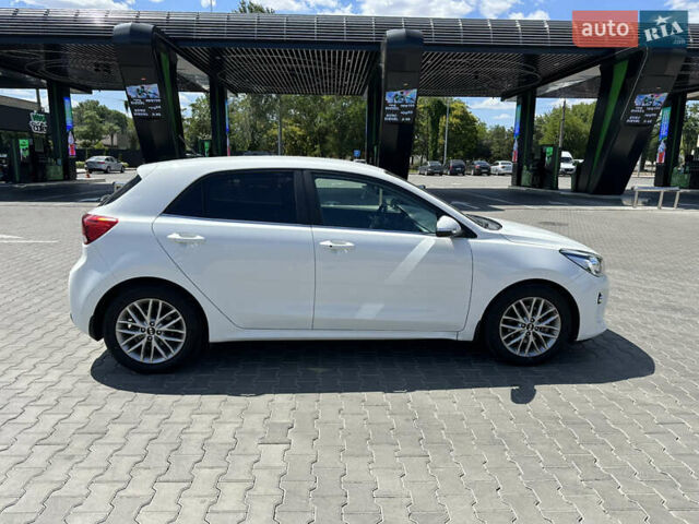 Белый Киа Рио, объемом двигателя 1.37 л и пробегом 11 тыс. км за 14900 $, фото 5 на Automoto.ua