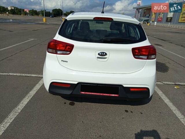Білий Кіа Ріо, об'ємом двигуна 1.25 л та пробігом 7 тис. км за 10950 $, фото 3 на Automoto.ua