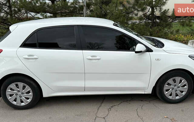 Белый Киа Рио, объемом двигателя 1.25 л и пробегом 95 тыс. км за 11999 $, фото 2 на Automoto.ua