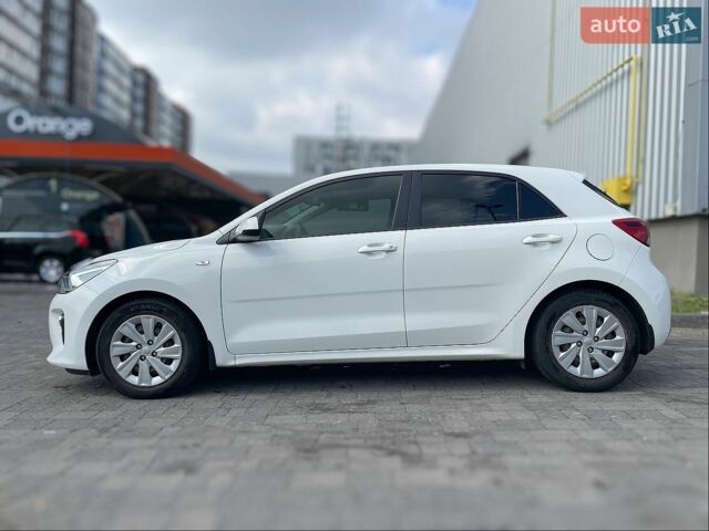Белый Киа Рио, объемом двигателя 1.25 л и пробегом 46 тыс. км за 10000 $, фото 5 на Automoto.ua