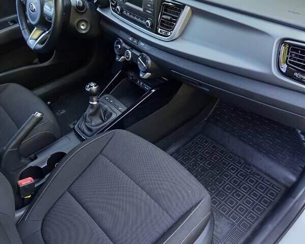 Білий Кіа Ріо, об'ємом двигуна 1.25 л та пробігом 7 тис. км за 10950 $, фото 5 на Automoto.ua
