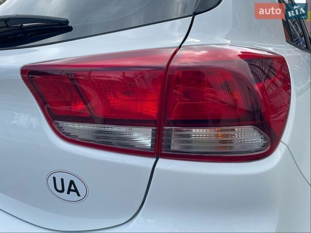 Белый Киа Рио, объемом двигателя 1.25 л и пробегом 46 тыс. км за 10000 $, фото 18 на Automoto.ua