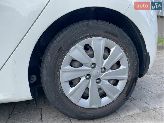 Белый Киа Рио, объемом двигателя 1.25 л и пробегом 46 тыс. км за 10000 $, фото 26 на Automoto.ua