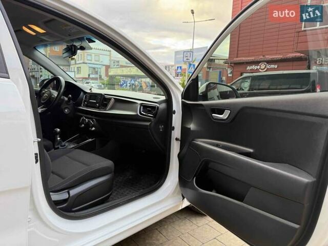 Білий Кіа Ріо, об'ємом двигуна 1.2 л та пробігом 37 тис. км за 11900 $, фото 33 на Automoto.ua