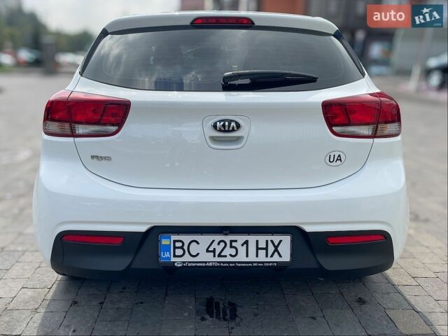 Белый Киа Рио, объемом двигателя 1.25 л и пробегом 46 тыс. км за 10000 $, фото 7 на Automoto.ua