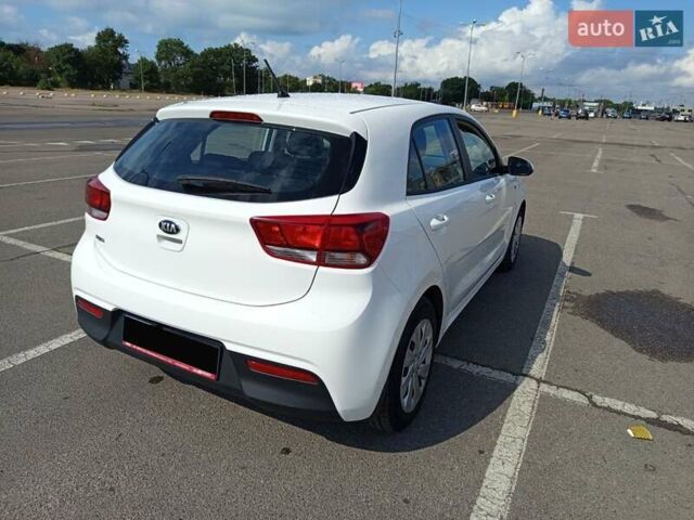 Білий Кіа Ріо, об'ємом двигуна 1.25 л та пробігом 7 тис. км за 10950 $, фото 2 на Automoto.ua