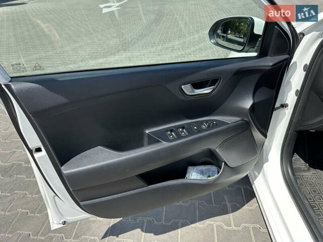 Белый Киа Рио, объемом двигателя 1.37 л и пробегом 11 тыс. км за 14900 $, фото 10 на Automoto.ua