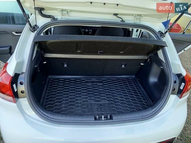 Білий Кіа Ріо, об'ємом двигуна 1.25 л та пробігом 7 тис. км за 10950 $, фото 10 на Automoto.ua