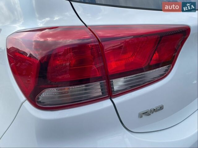 Белый Киа Рио, объемом двигателя 1.25 л и пробегом 46 тыс. км за 10000 $, фото 16 на Automoto.ua