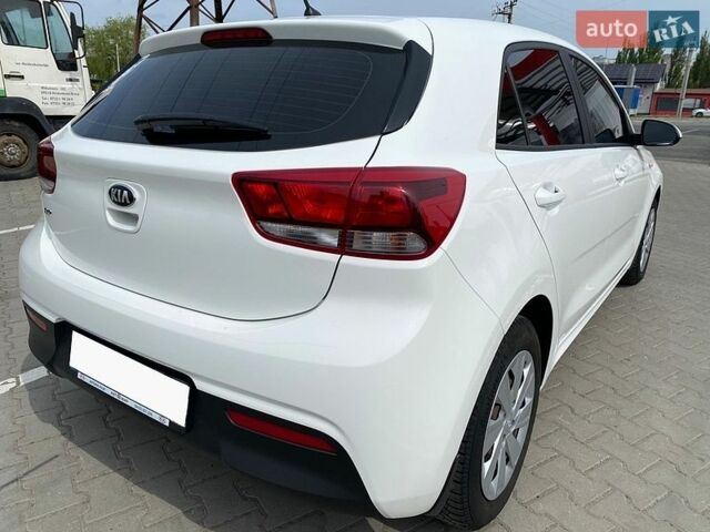 Білий Кіа Ріо, об'ємом двигуна 1.25 л та пробігом 72 тис. км за 11300 $, фото 4 на Automoto.ua
