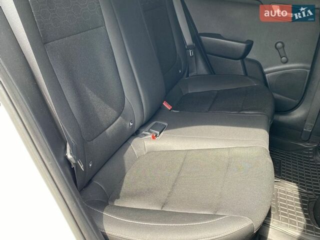 Білий Кіа Ріо, об'ємом двигуна 1.25 л та пробігом 72 тис. км за 11300 $, фото 21 на Automoto.ua