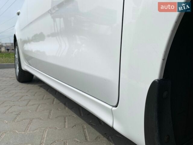 Білий Кіа Ріо, об'ємом двигуна 1.25 л та пробігом 73 тис. км за 10000 $, фото 9 на Automoto.ua