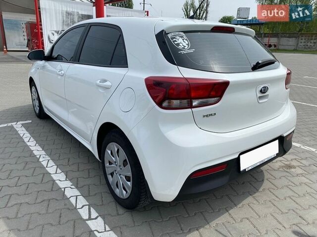 Білий Кіа Ріо, об'ємом двигуна 1.25 л та пробігом 72 тис. км за 11300 $, фото 6 на Automoto.ua