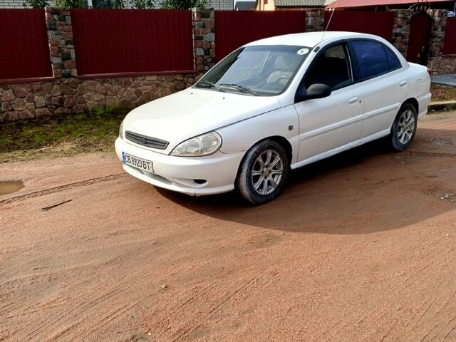 Белый Киа Рио, объемом двигателя 1.5 л и пробегом 300 тыс. км за 2800 $, фото 1 на Automoto.ua