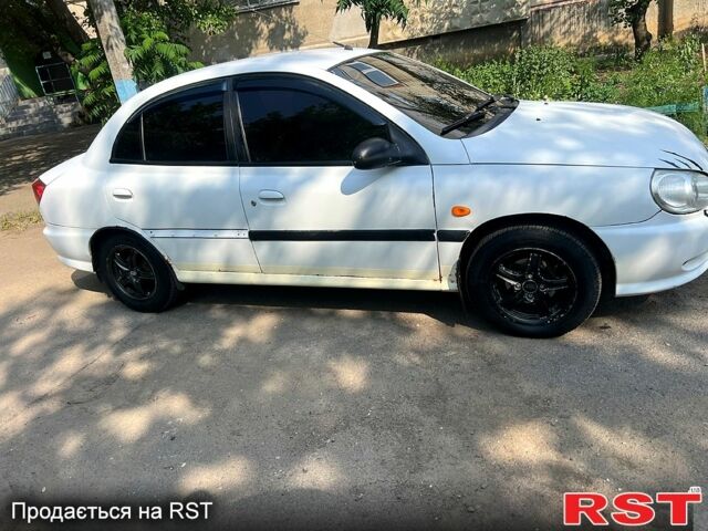 Белый Киа Рио, объемом двигателя 1.3 л и пробегом 290 тыс. км за 2400 $, фото 4 на Automoto.ua