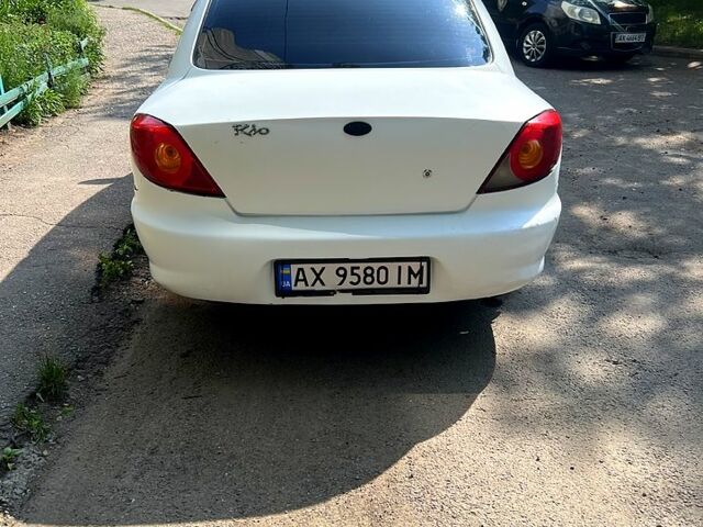 Белый Киа Рио, объемом двигателя 1.3 л и пробегом 290 тыс. км за 2400 $, фото 3 на Automoto.ua