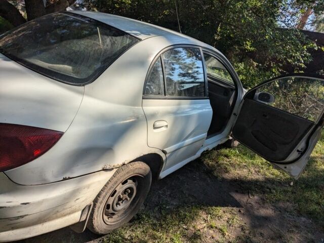 Белый Киа Рио, объемом двигателя 1.3 л и пробегом 354 тыс. км за 703 $, фото 5 на Automoto.ua