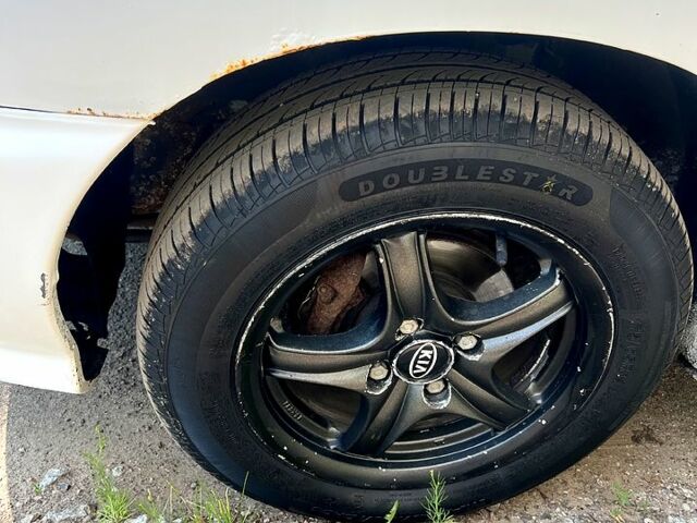 Белый Киа Рио, объемом двигателя 1.3 л и пробегом 290 тыс. км за 2400 $, фото 5 на Automoto.ua