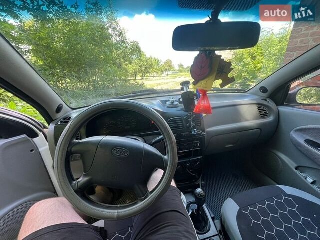 Білий Кіа Ріо, об'ємом двигуна 1.4 л та пробігом 300 тис. км за 1700 $, фото 5 на Automoto.ua