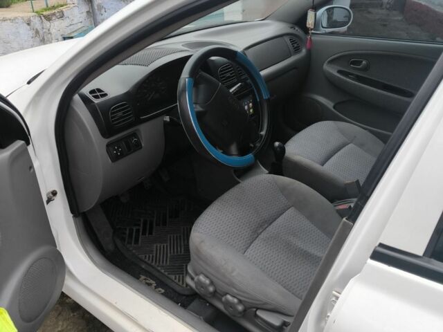 Білий Кіа Ріо, об'ємом двигуна 1.5 л та пробігом 300 тис. км за 3000 $, фото 3 на Automoto.ua