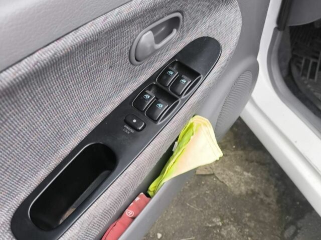 Білий Кіа Ріо, об'ємом двигуна 1.5 л та пробігом 300 тис. км за 3000 $, фото 5 на Automoto.ua