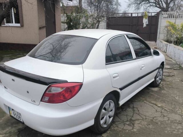 Білий Кіа Ріо, об'ємом двигуна 1.5 л та пробігом 300 тис. км за 3000 $, фото 1 на Automoto.ua