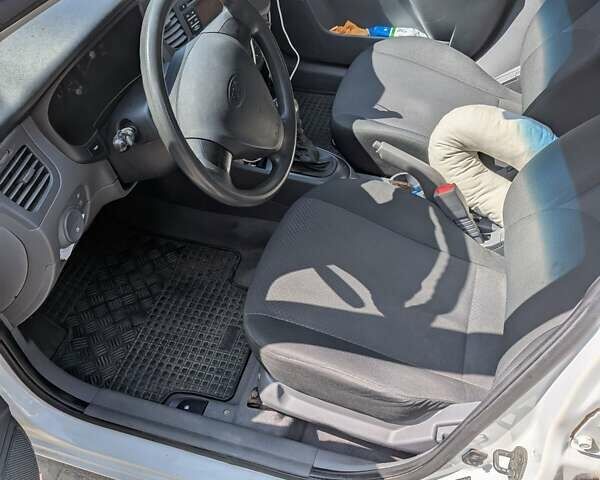 Белый Киа Рио, объемом двигателя 1.4 л и пробегом 165 тыс. км за 4200 $, фото 3 на Automoto.ua