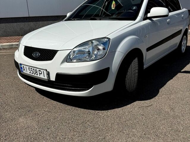 Белый Киа Рио, объемом двигателя 1.4 л и пробегом 223 тыс. км за 5200 $, фото 2 на Automoto.ua