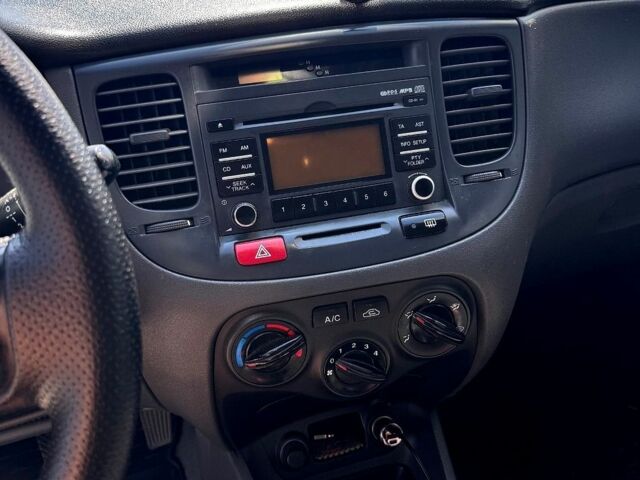 Белый Киа Рио, объемом двигателя 1.4 л и пробегом 223 тыс. км за 5200 $, фото 8 на Automoto.ua