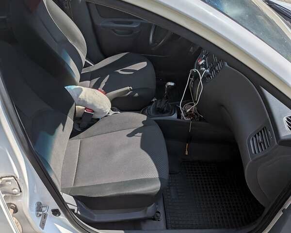 Белый Киа Рио, объемом двигателя 1.4 л и пробегом 165 тыс. км за 4200 $, фото 5 на Automoto.ua