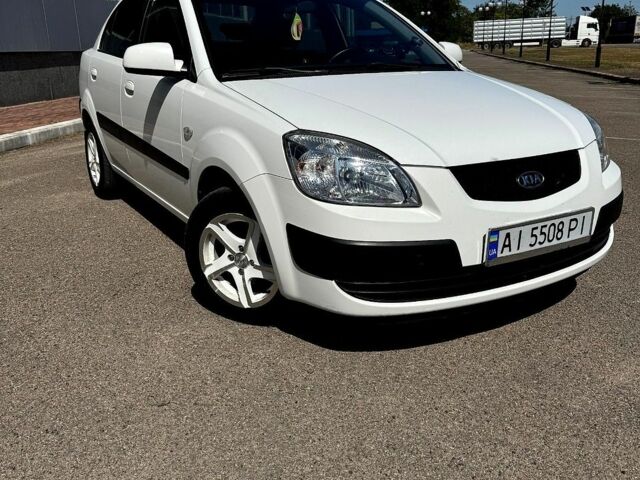 Белый Киа Рио, объемом двигателя 1.4 л и пробегом 223 тыс. км за 5200 $, фото 4 на Automoto.ua