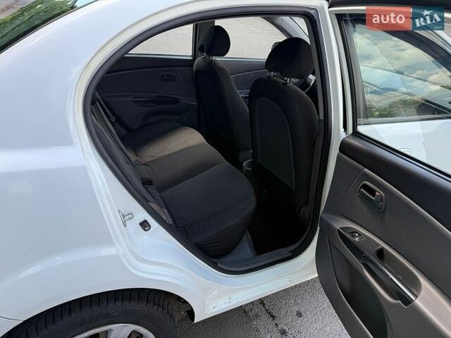 Белый Киа Рио, объемом двигателя 1.4 л и пробегом 315 тыс. км за 3500 $, фото 3 на Automoto.ua