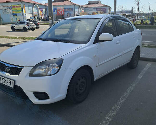 Белый Киа Рио, объемом двигателя 1.4 л и пробегом 297 тыс. км за 4600 $, фото 2 на Automoto.ua