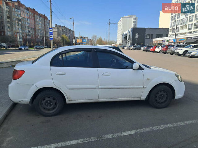 Белый Киа Рио, объемом двигателя 1.4 л и пробегом 297 тыс. км за 4600 $, фото 5 на Automoto.ua
