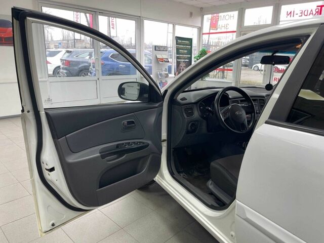 Белый Киа Рио, объемом двигателя 1.5 л и пробегом 170 тыс. км за 4690 $, фото 6 на Automoto.ua