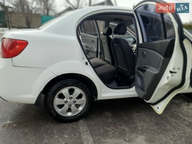 Белый Киа Рио, объемом двигателя 1.4 л и пробегом 91 тыс. км за 5800 $, фото 6 на Automoto.ua