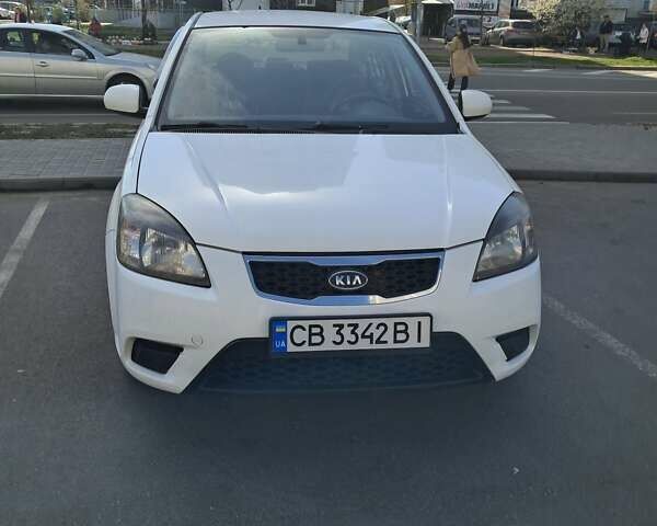 Белый Киа Рио, объемом двигателя 1.4 л и пробегом 324 тыс. км за 4000 $, фото 3 на Automoto.ua