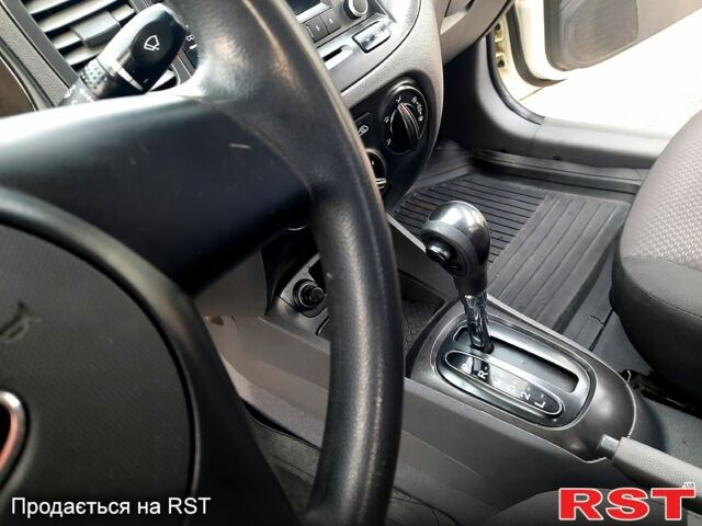 Білий Кіа Ріо, об'ємом двигуна 1.4 л та пробігом 91 тис. км за 5900 $, фото 2 на Automoto.ua