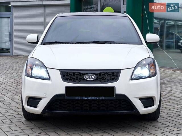 Белый Киа Рио, объемом двигателя 1.49 л и пробегом 157 тыс. км за 7100 $, фото 2 на Automoto.ua