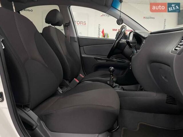 Белый Киа Рио, объемом двигателя 1.49 л и пробегом 170 тыс. км за 4990 $, фото 28 на Automoto.ua