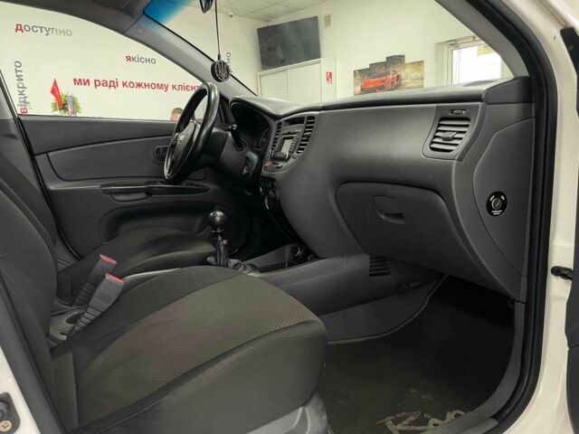 Белый Киа Рио, объемом двигателя 1.5 л и пробегом 170 тыс. км за 4690 $, фото 16 на Automoto.ua