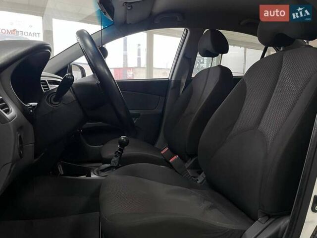 Белый Киа Рио, объемом двигателя 1.49 л и пробегом 170 тыс. км за 4990 $, фото 17 на Automoto.ua