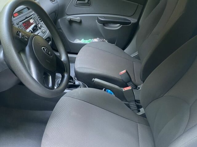 Белый Киа Рио, объемом двигателя 1.4 л и пробегом 156 тыс. км за 5600 $, фото 1 на Automoto.ua