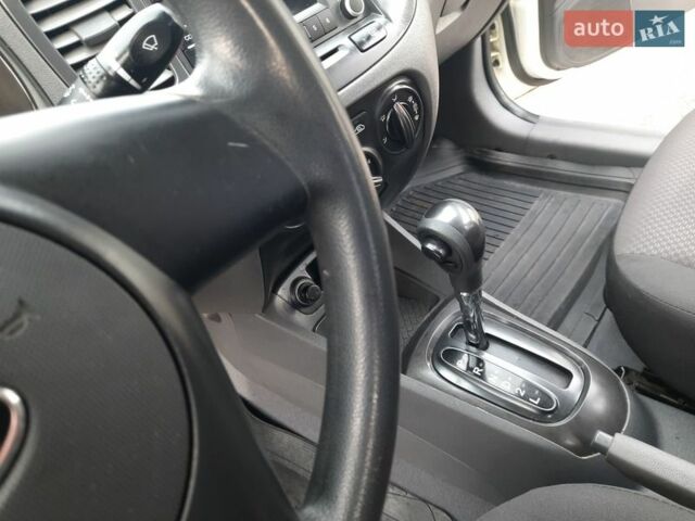 Белый Киа Рио, объемом двигателя 1.4 л и пробегом 91 тыс. км за 5800 $, фото 4 на Automoto.ua